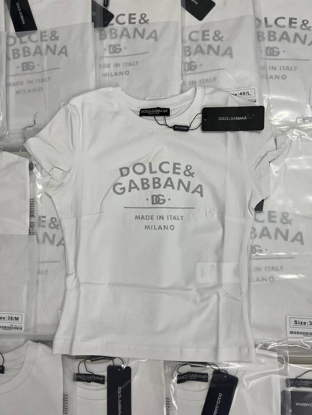 Dolce& Gabbana Dolce&Gabbn*24春夏新款dg白色收腰t恤胸前马赛克字母印花装饰平纹针织t恤sml